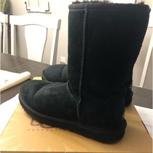 Ugg Short -Women’s Size 8